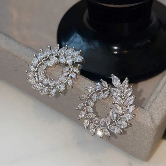 A Pair Of Versatile High-End Inlaid Synthetic Cubic Zirconia Round Earrings - Picture 3 of 6